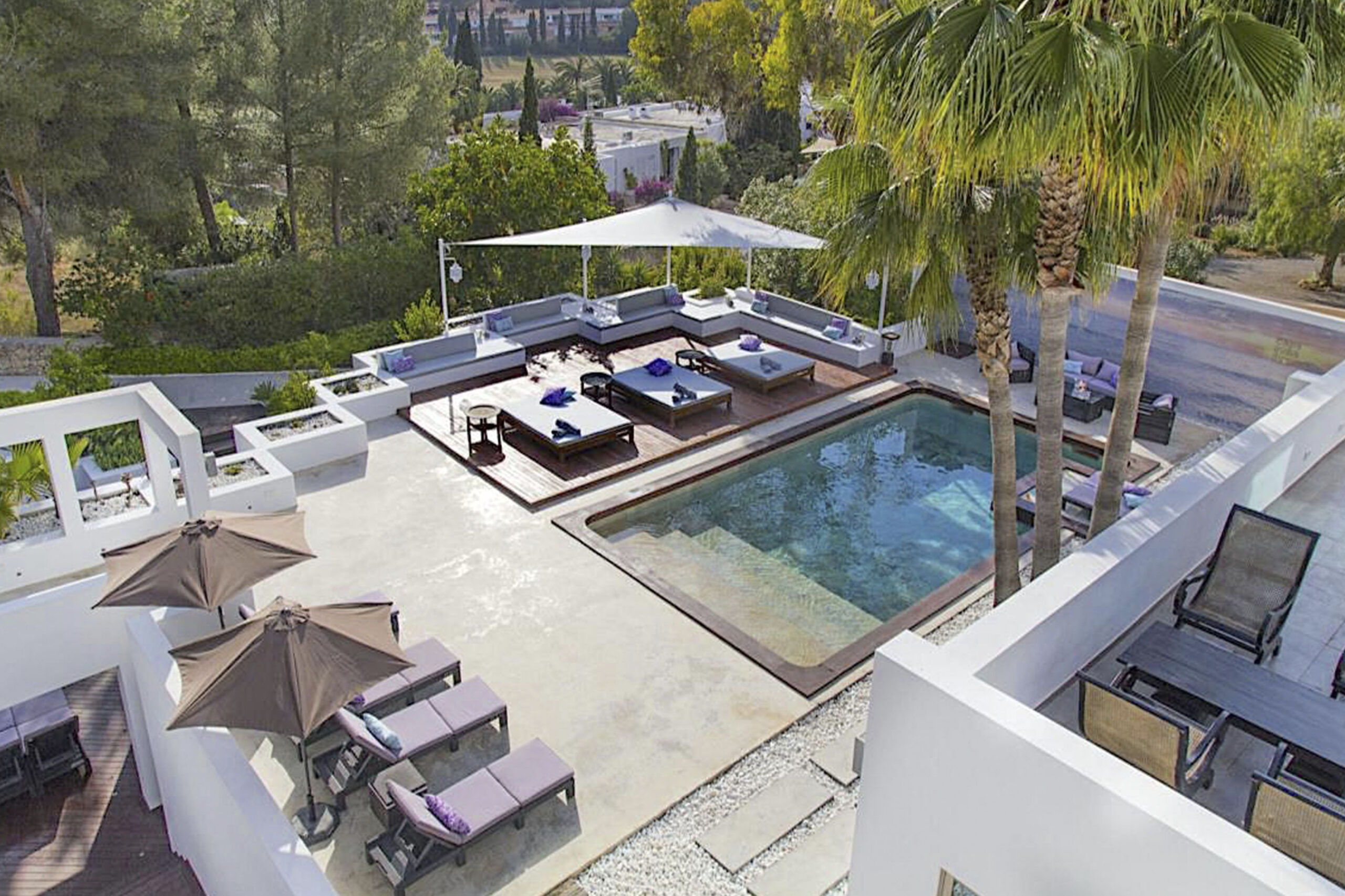JAMES the BnB Butler Ibiza full service luxury holiday villa rental Ibiza Villa Casa India huren op Ibiza