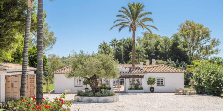 JAMES the BnB Butler Marbella full service luxury holiday villa rental and Yacht charters villa Cortijolas Tortugas, Seafront Marbella, Vacation Marbella rentals, Boasters Black Marbella, Baindoux Marbella