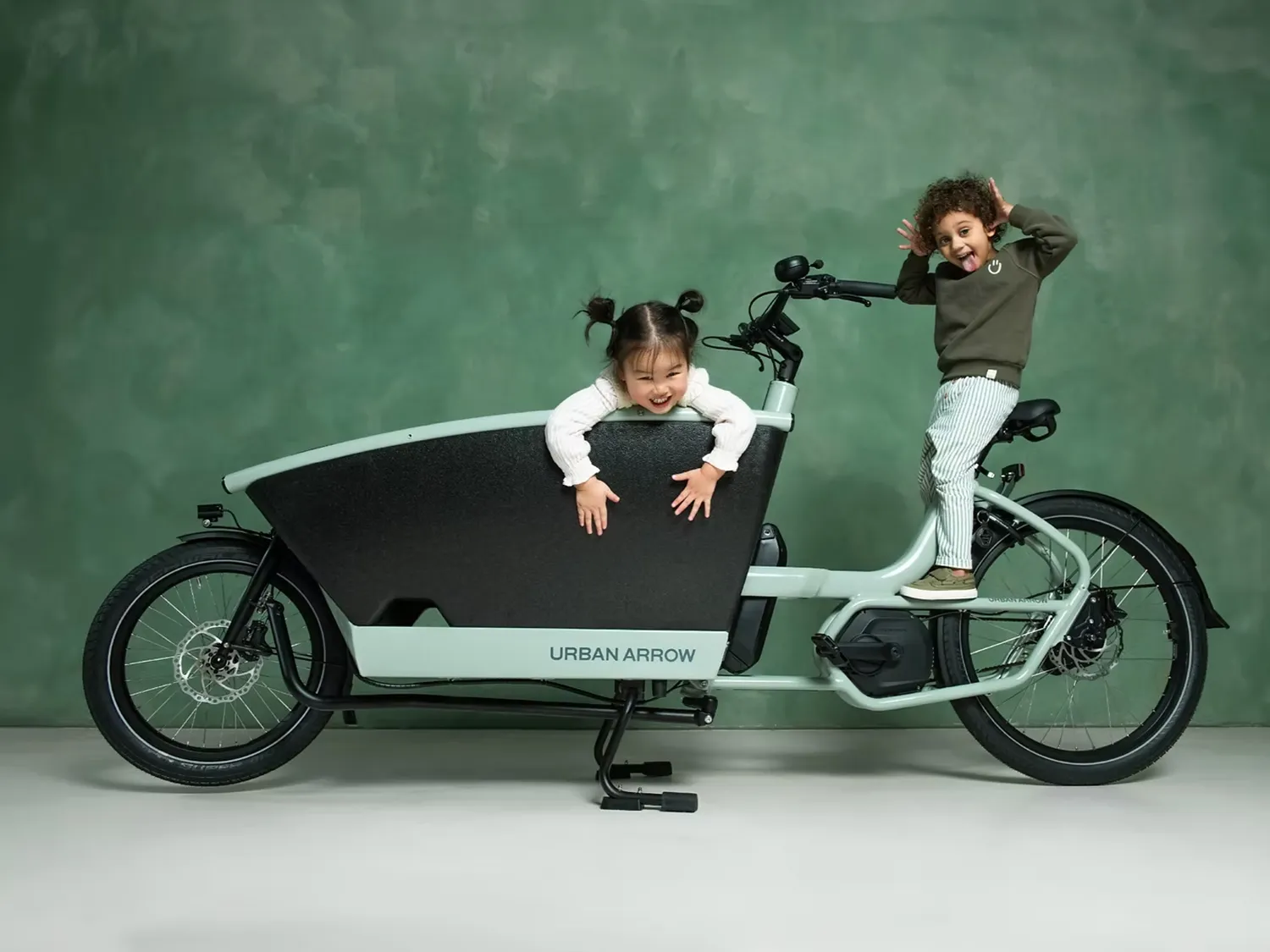 elektrische bakfiets huren Knokke", "Urban Arrow bakfiets verhuur Knokke", "bakfiets verhuur Knokke", "Urban Arrow huren Knokke", "elektrische bakfiets Knokke", "bakfiets huren Knokke Heist", "Urban Arrow familie bakfiets huren", "elektrische bakfiets familie Knokke", "bakfiets verhuur Zeedijk Knokke", "Urban Arrow verhuur Knokke", "bakfiets huren aan zee", "Urban Arrow verhuur aan zee", "bakfiets huren voor kinderen Knokke", "Urban Arrow voor kinderen huren", "bakfiets huren met regenhuif Knokke", "Urban Arrow met regenhuif huren", "bakfiets huren met kinderzitje Knokke", "Urban Arrow met kinderzitje huren", "bakfiets huren voor boodschappen Knokke", "Urban Arrow voor boodschappen huren", "bakfiets huren voor vakantie Knokke", "Urban Arrow voor vakantie huren", "bakfiets huren voor daguitstap Knokke", "Urban Arrow voor daguitstap huren", "bakfiets huren voor weekend Knokke", "Urban Arrow voor weekend huren", "bakfiets huren voor gezin Knokke", "Urban Arrow voor gezin huren", "bakfiets huren voor evenement Knokke", "Urban Arrow voor evenement huren, Alaise, Rentabike.be, Rubens Fietsverhuur, Knokke Sea-bike, Boulevard Bikes en Fietsen Mike, "electric cargo bike rental Knokke", "Urban Arrow rental Knokke", "electric bakfiets Knokke", "cargo bike hire Knokke", "Urban Arrow hire Knokke", "family cargo bike Knokke", "electric family bike Knokke", "Urban Arrow family rental", "electric cargo bike Belgium", "Urban Arrow Belgium rental", "electric cargo bike Knokke Heist", "Urban Arrow Knokke Heist", "electric cargo bike near Knokke", "Urban Arrow near Knokke", "electric bike rental Knokke", "Urban Arrow bike rental Knokke", "electric cargo bike for kids Knokke", "Urban Arrow for kids rental", "electric cargo bike with rain cover Knokke", "Urban Arrow with rain cover rental", "electric cargo bike with child seat Knokke", "Urban Arrow with child seat rental", "electric cargo bike for groceries Knokke", "Urban Arrow for groceries rental", "electric cargo bike for vacation Knokke", "Urban Arrow for vacation rental", "electric cargo bike for day trip Knokke", "Urban Arrow for day trip rental", "electric cargo bike for weekend Knokke", "Urban Arrow for weekend rental"